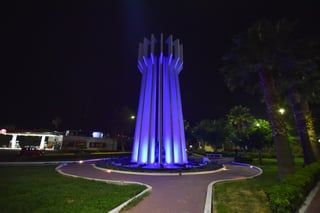 El 'Torreoncito', que recientemente se reinstaló en el Parque Fundadores, a la entrada de la ciudad, fue uno de los monumentos que se iluminó de azul para apoyar el autismo. (EL SIGLO DE TORREÓN)