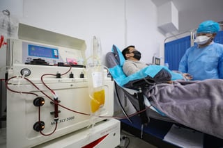 Las autoridades sanitarias del Gobierno de Nuevo León iniciaron investigaciones para comprobar la viabilidad de la técnica conocida a nivel mundial como “plasma convaleciente” y que podría ser una cura para el COVID-19 en pacientes muy graves. (ARCHIVO)