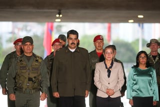 La fuerza armada venezolana movilizará en las próximas horas piezas de artillería para estar preparada ante posibles acciones violentas en la nación suramericana, anunció la noche del viernes el presidente Nicolás Maduro. (ARCHIVO)