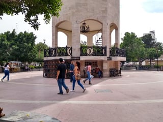 A pesar de los recientes casos de coronavirus en la Comarca Lagunera (algunos letales) se sigue observando ciudadanos paseando en espacios públicos, tales como la Plaza de Armas. (ROBERTO ITURRIAGA)