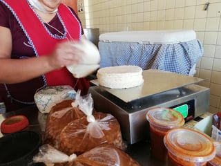 Ante el endurecimiento de las medidas sanitarias, la venta de tortillas y otros productos han descendido hasta un 50 por ciento. (VIRGINIA HERNÁNDEZ)
