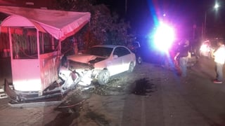 Conductor en estado de ebriedad impactó su vehículo contra un puesto de hamburguesas y un auto estacionado. (EL SIGLO DE TORREÓN)