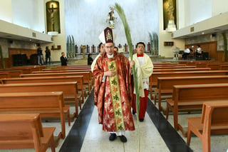 En una celebración atípica, el obispo de Torreón, Luis Martín Barraza Beltrán, presidió la misa del Domingo de Ramos sin la presencia de los fieles que acuden normalmente a la iglesia. (FERNANDO COMPEÁN)