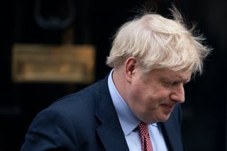Boris Johnson, criticado por sus laxas políticas para frenar la epidemia, se contagió del coronavirus y ayer fue hospitalizado. (EFE) 