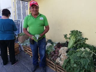 Genaro cultiva sus productos en Monterreycillo, Durango, desde donde acude diariamente a Lerdo.