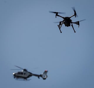 Investigadores de la Universidad del Sur de Australia y el Departamento de Defensa de Australia desarrollaron drones capaces de detectar la temperatura, el ritmo cardiaco y las frecuencias respiratorias de las personas en las calles. (ARCHIVO) 