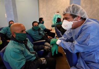 Los médicos cubanos que arribaron a Italia para auxiliar a los equipos locales informaron que su labor ha ayudado a que uno de cada tres pacientes atendidos hayan sido dados de alta. (ARCHIVO)

