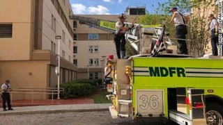 Una gran escalera de uno de los vehículos que usan para apagar incendios fue el medio utilizado por los bomberos de Miami-Dade (EUA) para hacerle llegar a un compañero enfermo de la COVID-19 y aislado en un hospital un mensaje de solidaridad y cariño. (ESPECIAL) 