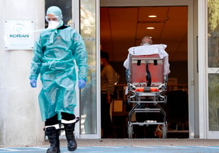 Francia ha sumado 833 muertes en un día por coronavirus, que elevan el total desde el principio de la epidemia hasta las 8,911. (ARCHIVO) 