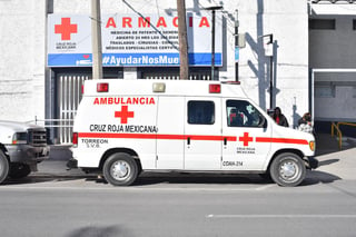 Hasta el lugar arribaron paramédicos de la Cruz Roja así como personal del cuerpo de bomberos y elementos de protección civil, quienes empleando equipo especial de rescate. (ARCHIVO)