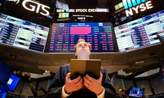 Al término de las operaciones en la Bolsa de Nueva York, el Dow Jones ganó unos 1.627 puntos, situándose en 22.678 enteros. (ARCHIVO)