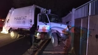 Un camión recolector de basura se impactó contra la barda de una finca en San Pedro. El conductor, un trabajador del municipio, se retiró del lugar. (EL SIGLO DE TORREÓN)