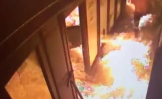 Este video capta cuando tres jóvenes, entre ellos una mujer, quien lleva una botella con líquido amarillo, caminan por el pasillo interno de las oficinas que resultaron siniestradas.
(TWITTER)