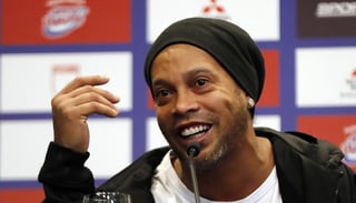 El exfutbolista Ronaldinho abandonará la carcel luego de 32 días recluido. (ARCHIVO)