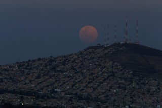 La noche de hoy 7 de abril y durante la madrugada del día 8 es visible la 'luna rosa de abril'. Dicho evento también coincide con una superluna. (EFE)