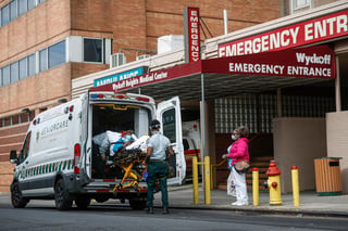 El número diario de nuevas hospitalizaciones, pese a un aumento en 24 horas, muestra, según Cuomo, una tendencia a la baja. (AP) 