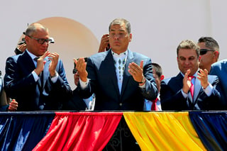 Fotografía del 22 de mayo de 2017, que muestra al presidente de Ecuador, Rafael Correa (c). (EFE) 