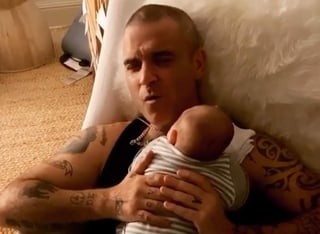 El cantante británico Robbie Williams mostró un poco de su faceta como padre durante el confinamiento impuesto por la pandemia global de COVID-19, a través de una serie de videos que compartió en redes sociales su esposa, la actriz estadounidense Ayda Field. (ESPECIAL)