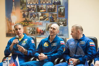 La tripulación de la nave Soyuz MS-16, que partirá rumbo a la Estación Espacial Internacional (EEI), se mostró segura de que el coronavirus no llegará a la plataforma orbital. (ARCHIVO) 