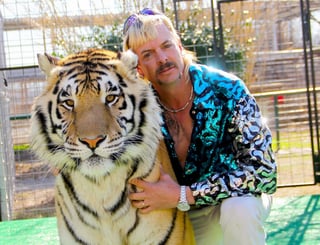 Personaje. El exguardián de zoológico y convicto Joe Exotic mientras posa junto a un tigre, en Miami. (EFE)