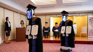 Los graduados controlaban los robots para poder, simbólicamente en vivo, recibir su diploma. (INTERNET)