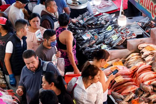 Pese a la tranquilidad que campea en varios puntos de la Ciudad de México, hay lugares de la urbe que se niegan al silencio impuesto por el COVID-19: el mercado de pescados y mariscos La Nueva Viga es uno de ellos. (EFE)