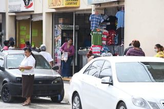 A pesar de la pandemia que se vive por el coronavirus, los ciudadanos de Matamoros continúan saliendo a las calles durante el día. (EL SIGLO DE TORREÓN) 