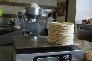 El precio del kilo de tortillas en la región lagunera oscila entre los 15 a 20 pesos, de acuerdo a la Unión de Industriales de la Masa y la Tortilla. En otras ciudades sí han realizado ajustes en el precio. (EL SIGLO DE TORREÓN)