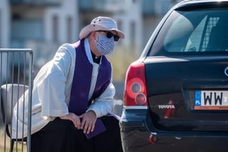 El sacerdote se adapta a las medidas sanitarias por la pandemia. (INTERNET)