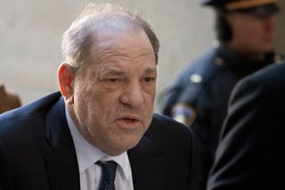 En prisión. Harvey Weinstein está encarcelado en Nueva York por abuso sexual y podría enfrentar otro cargo, pero en LA. (AP)
