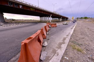 Por falta de control en accesos, cierran los carriles inferiores del puente Solidaridad para pasar de Gómez Palacio a Torreón.