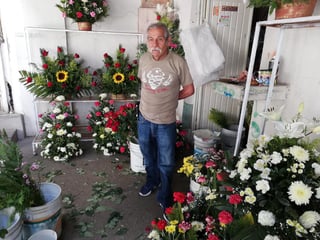 El comerciante relató que desde hace tres semanas la venta de flores ha caído sustancialmente. (VIRGINIA HERNÁNDEZ/EL SIGLO DE TORREÓN)
