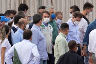 El presidente Bolsonaro (c) visitó un hospital que está siendo montado a 60 kilómetros de Brasilia. (EFE) 