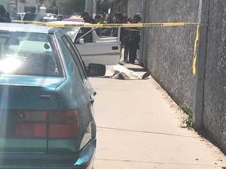 El cuerpo del hombre terminó tendido en el suelo a un costado del vehículo Chevrolet Tornado. (EL SIGLO DE TORREÓN)