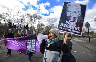 Assange afronta cargos en Estados Unidos; su pareja sentimental solicitó a la justicia británica su libertad condicional. (EFE) 