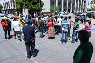 Los inconformes bloquearon desde cerca del mediodía el paso vehicular entre la calle Galeana y la avenida Juárez. (FERNANDO COMPEÁN)