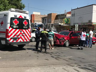 Paramédicos de la Cruz Roja acudieron al lugar para atender a una de las conductoras involucradas. (EL SIGLO DE TORREÓN)