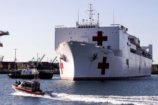 Un total de siete tripulantes del buque médico de la Marina estadounidense atracado en el puerto de Los Ángeles (EUA) para liberar las camas de los hospitales de la zona han dado positivo por COVID-19. (ARCHIVO) 