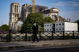 El rector de Notre Dame recuerda el incendio y cada detalle, destacando que, en algún punto de aquel incendio, los bomberos consideraron dar por perdida toda la estructura, tras la caída de la icónica aguja de estilo medieval. No obstante, la edificación continúa de pie, en espera del rescate.
(EFE)