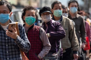 El intento de Beijing de buscar una línea entre advertir al público y evitar el pánico preparó el escenario para una pandemia que ha infectado a casi dos millones de personas y se ha cobrado más de 126,000 vidas. (ARCHIVO)