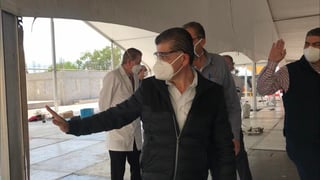 El gobernador Miguel Ángel Riquelme Solís realizó un recorrido de inspección en las instalaciones del hospital móvil que se levanta en Monclova. (EL SIGLO COAHUILA)