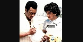 En su cuenta de Instagram, 'O Rei' publicó una fotografía que lo muestra jugando 'futbolito' con Diego Armando Maradona y Zinedine Zidane. (ARCHIVO)
