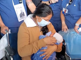 Yanira Soriano, de 36 años, una madre de tres hijos, vio y tuvo en brazos por primera vez a su pequeño Walter tras darle a luz el pasado 3 de abril. (ESPECIAL)