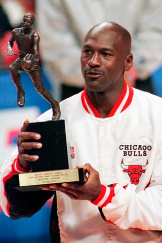 Al finalizar ese año, Michael Jordan anunció su retiro definitivo de las duelas para concluir su mítica carrera.