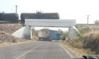 Con tráilers cerraron la carretera y los accesos que conducen a las poblaciones de Gámbara y El Letrero, las cuales pertenecen al municipio de Múgica. (CORTESÍA)