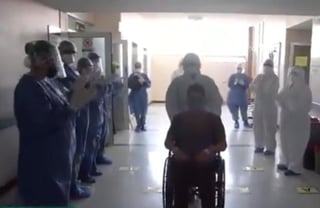 La delegación del IMSS en Baja California compartió un video en el que médicos y personal de enfermería aplauden a un paciente que logró recuperarse después de haber contraído COVID-19. (ESPECIAL)
