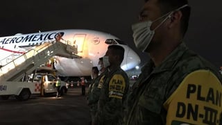 El avión llegó esta noche procedente de China con artículos médicos para tratar el coronavirus. (CORTESÍA)