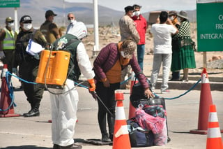 En Chile, al menos unos 1,300 bolivianos quedaron varados en la frontera. (ARCHIVO) 