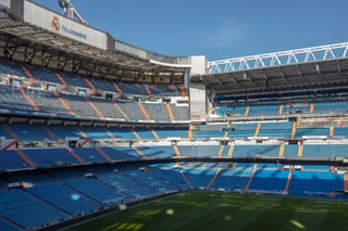 La cancha vacía del Estadio Santiago Bernabéu, casa del Real Madrid, ubicado en la capital española.