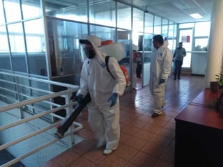 Todos los rincones del edificio de Seguridad Pública fueron sanitizados por personal de Salud Municipal en Gómez Palacio. (CORTESÍA)